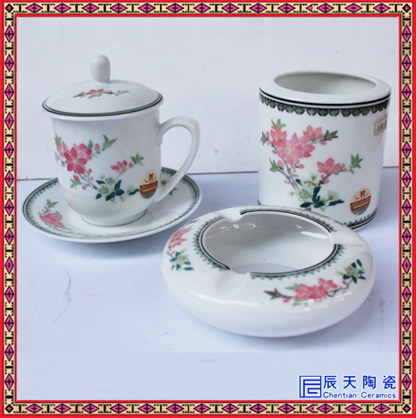 景德镇陶瓷办公室用瓷三件套 青花瓶山水茶杯笔筒烟灰缸套组