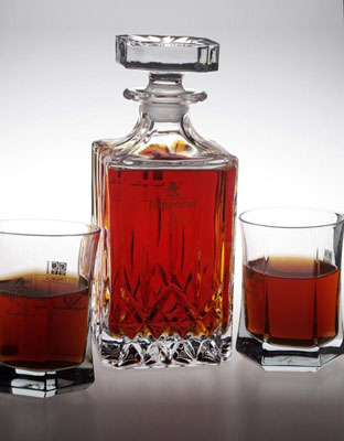 白兰地配套的精美分酒器与酒杯