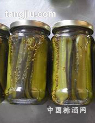 罐头黄瓜罐装