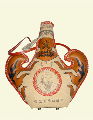 031 补花牛角皮壶奶酒