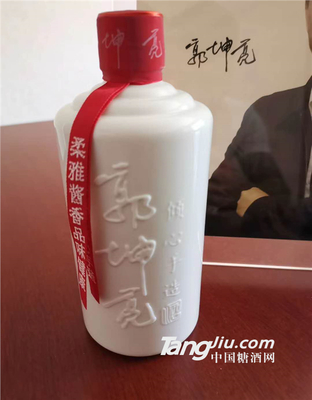 郭坤亮柔雅酱香型白酒