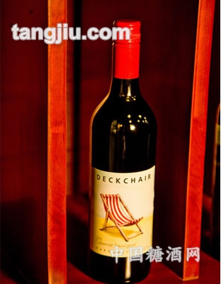 红白躺椅加本力苏维翁红葡萄酒