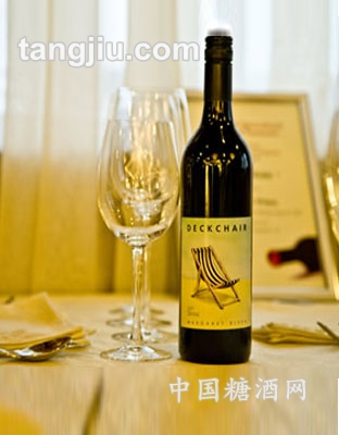 红白躺椅设拉子红葡萄酒