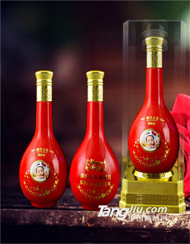 办周岁宴喝定制酒，其乐融融