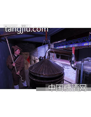 游客可以着汉服体验酿酒的乐趣