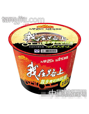 我在路上拉面红烧牛肉味桶装