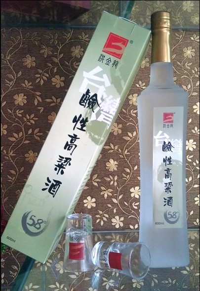 洪金龙台湾碱性高粱酒