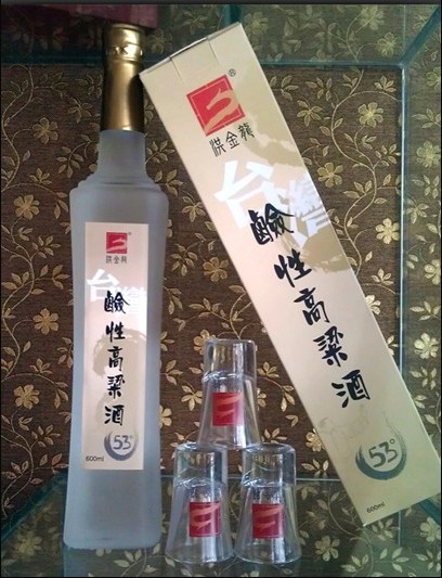 洪金龙台湾碱性高粱酒