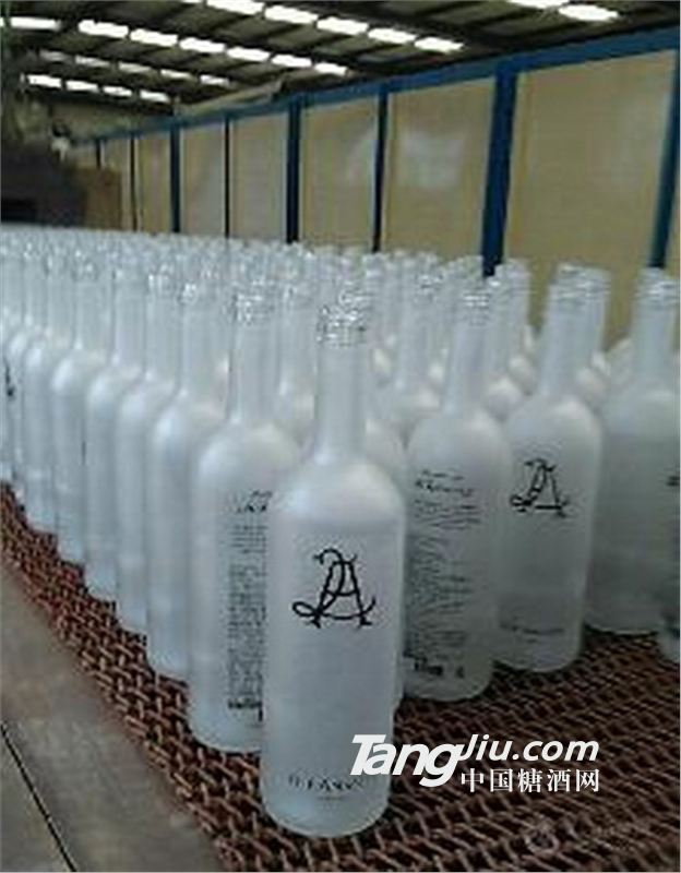 供应玻璃白酒瓶生产厂家长期供应喷涂玻璃白酒瓶