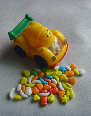 大奶瓶装卡通车玩具糖