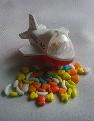 大奶瓶装空中巴士玩具糖