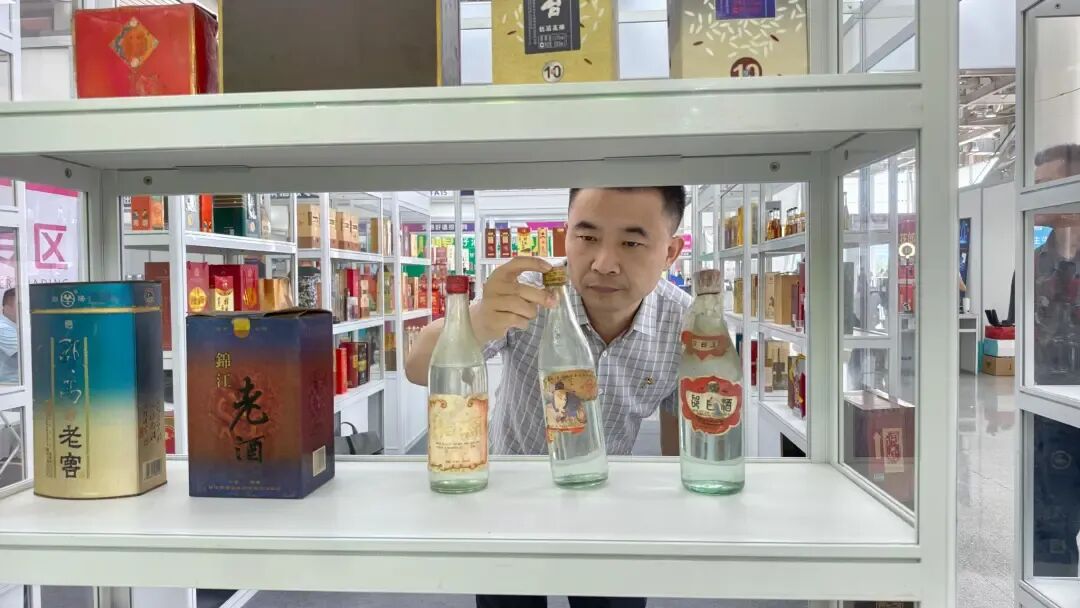 十六年藏匠心 一瓶老酒叙湘情丨怀化藏家百款湖湘老酒亮相长沙糖酒会