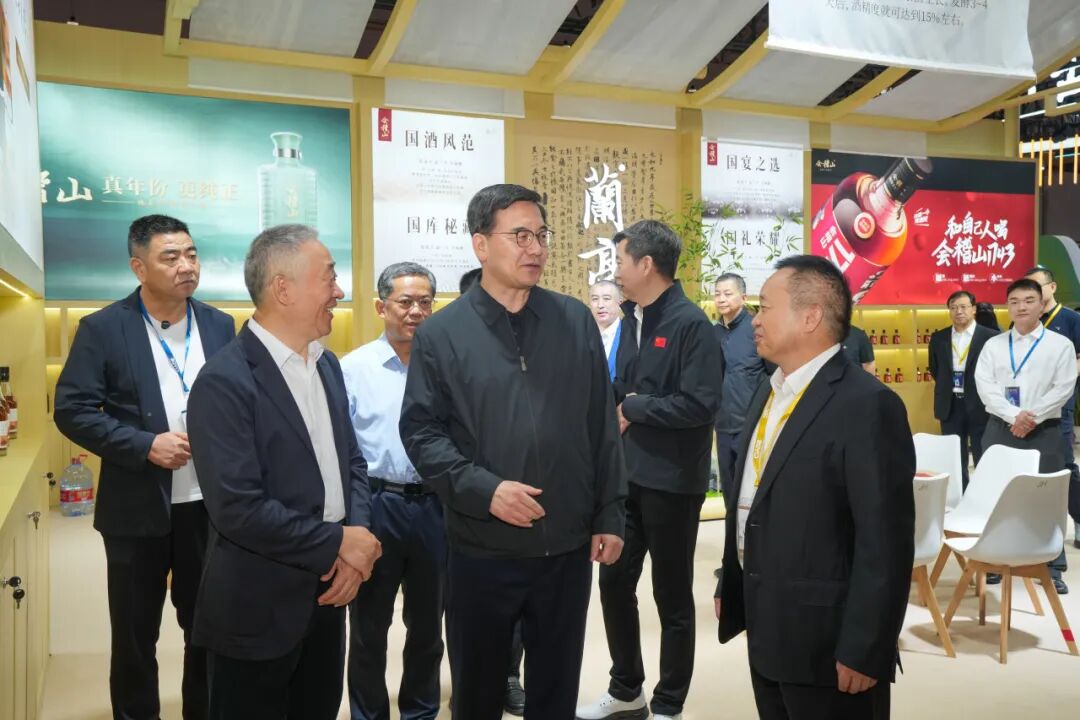 湖北省委常委、武汉市委书记盛阅春莅临酒博会会稽山展馆