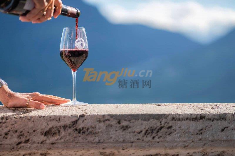 Abruzzo wine glass   bottle.jpg